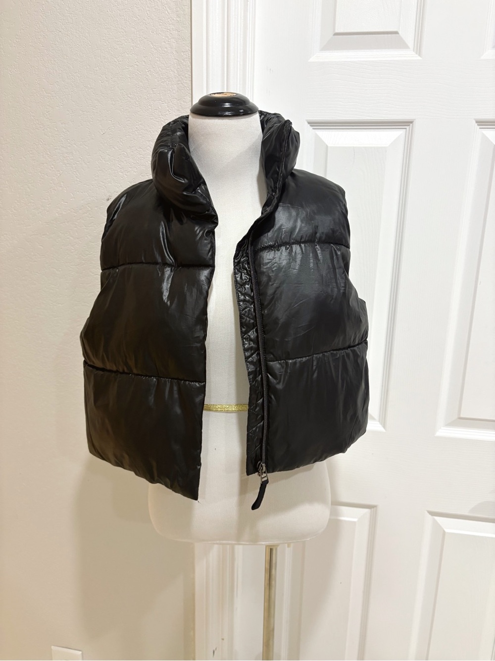 Vuori Black Puffer Vest Cropped Jacket - Women XS - Picture 3 of 6